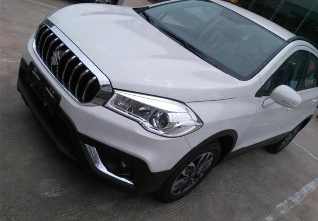 整个大灯设计炯炯有神,车身