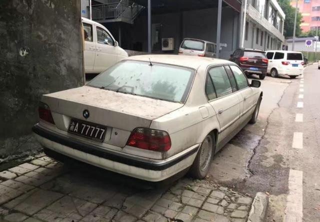 重庆牛牌僵尸车300多万的顶级豪车停靠路边路人感叹