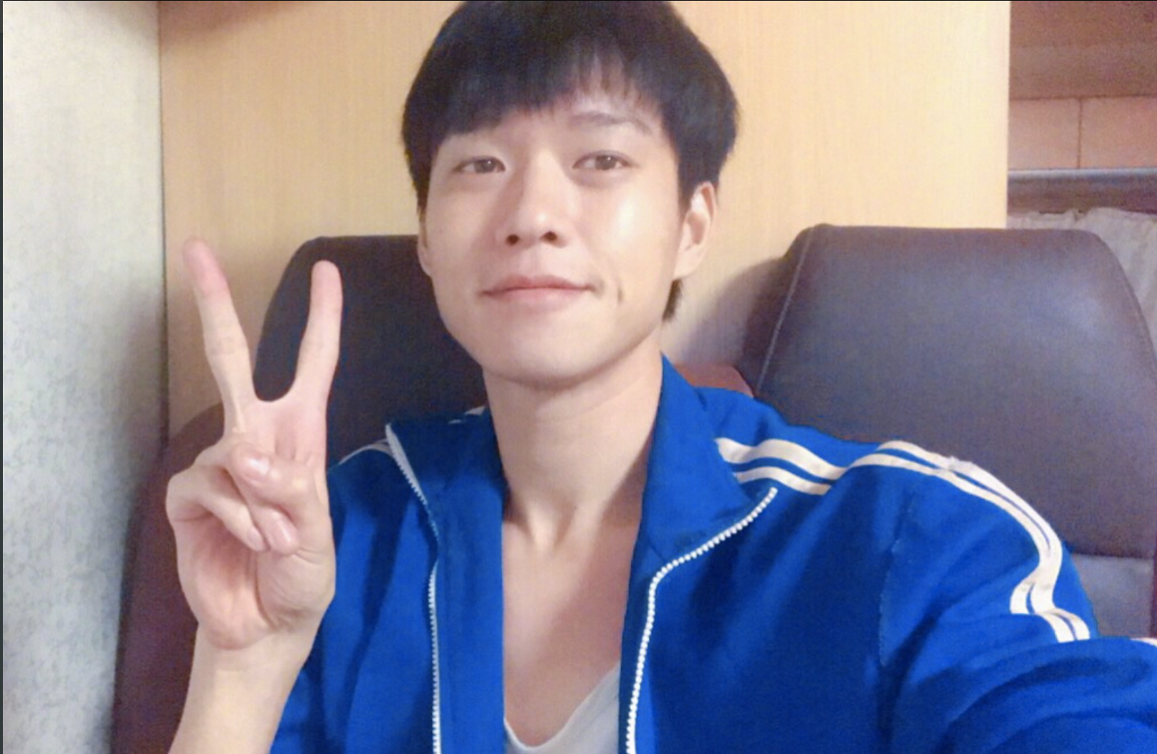 魏大勋再曝童年胖小子照,逗比日常,啥时尚姿势从未改变?