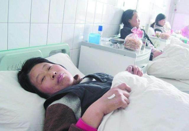 老太太生病女儿不管,邻居照顾半个月,女儿来了后悔了