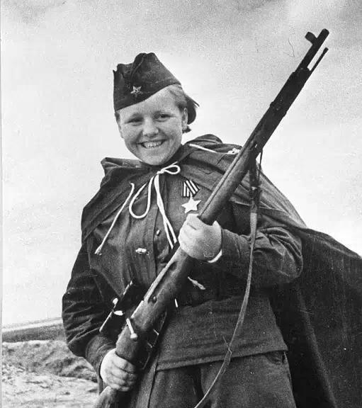 二战最强女狙击手,战场狙杀36名男狙击手,仅10个月狙杀300余人