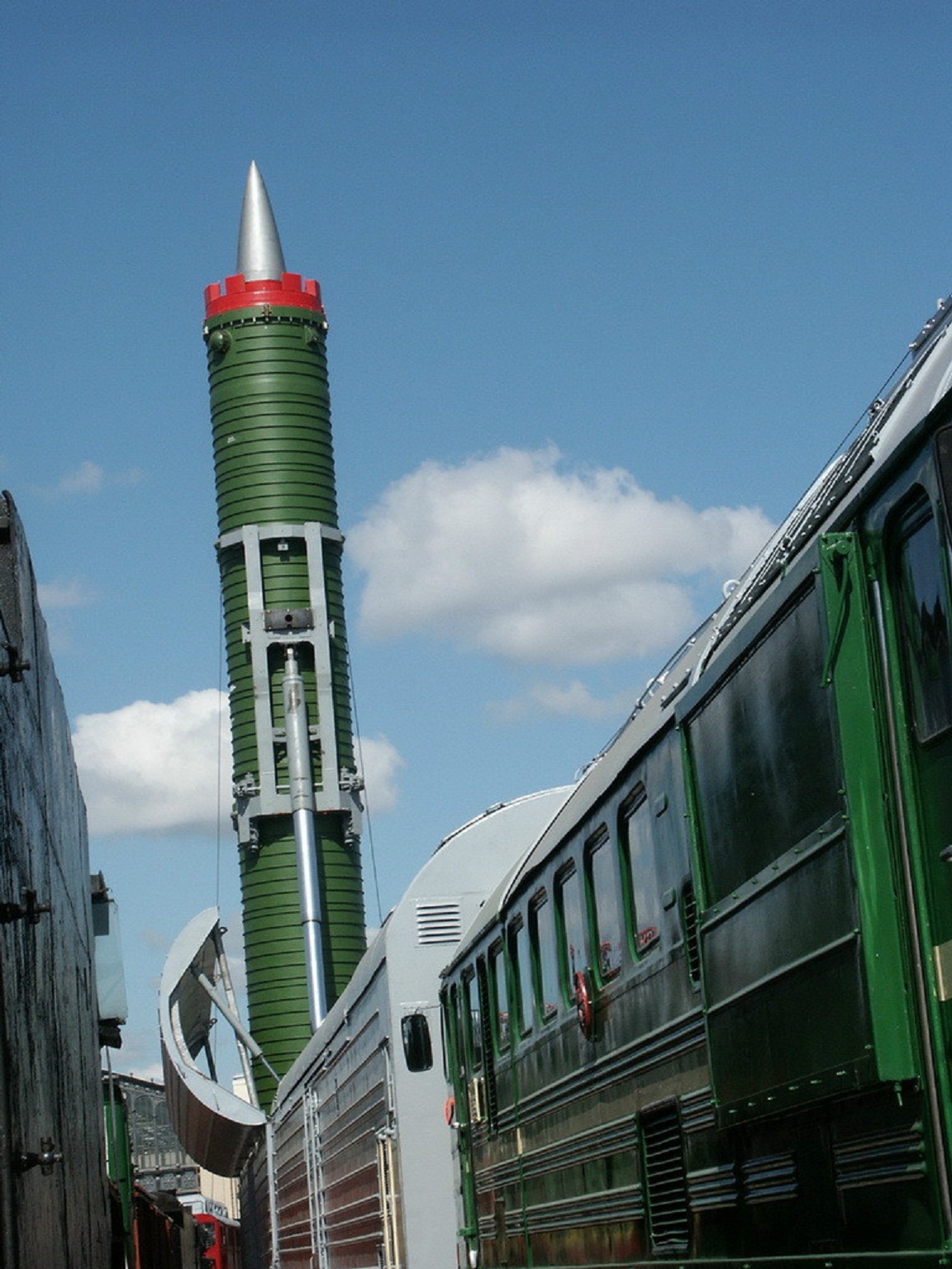 一夜机动上千里!中国末日列车曝光 可载导弹打遍美国本土!