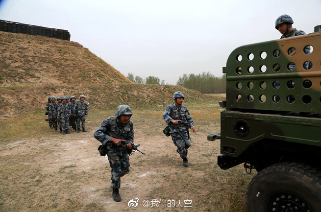 空降兵乘车射击训练,武装五公里考核