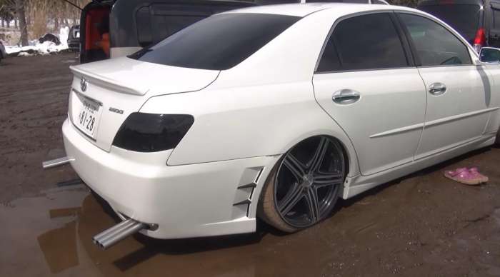 07年款锐志怎样改装? 车主豪砸十万元改装, 最后成了这样!