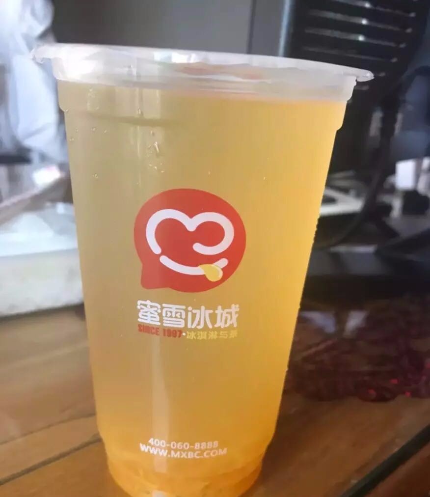 夏天热的时候喝刚刚好只有冰的适合夏天的饮料甜甜的感觉比coco的那个