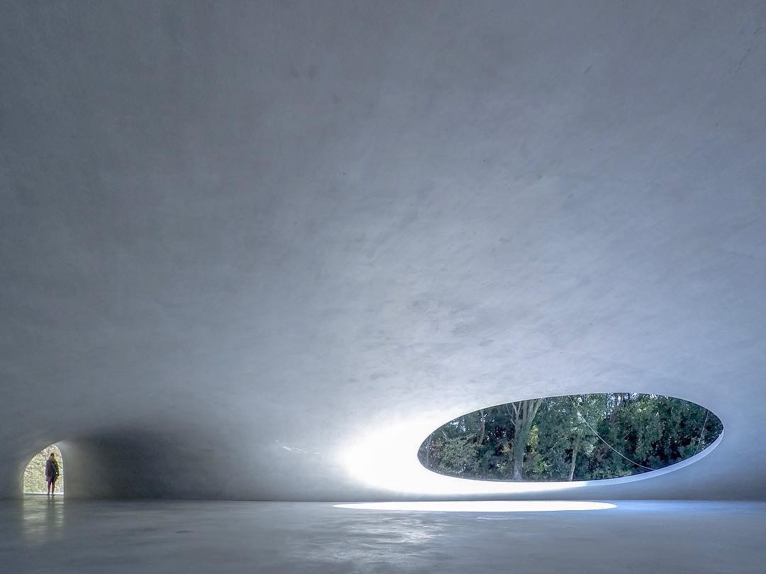 日本濑户内海的丰岛美术馆像一个水珠状的艺术品躺在岛山