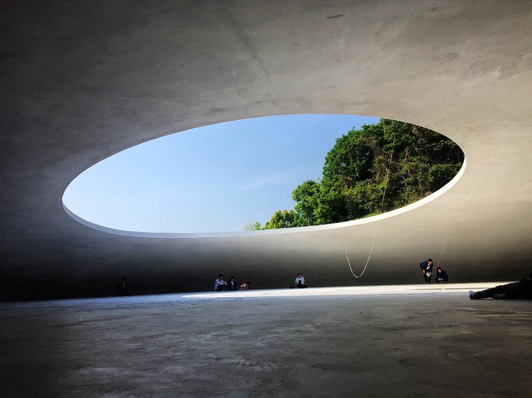 日本濑户内海的丰岛美术馆像一个水珠状的艺术品躺在岛山