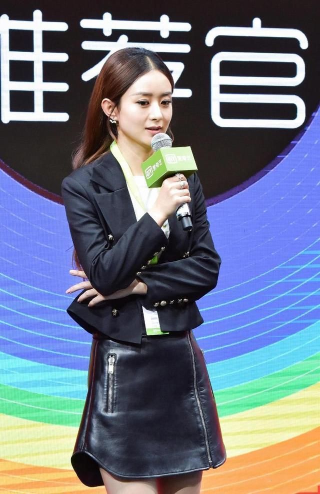 赵丽颖的皮裙,格外洋气,同时不过膝盖的裙摆,吸引大家眼球,裙摆的剪裁