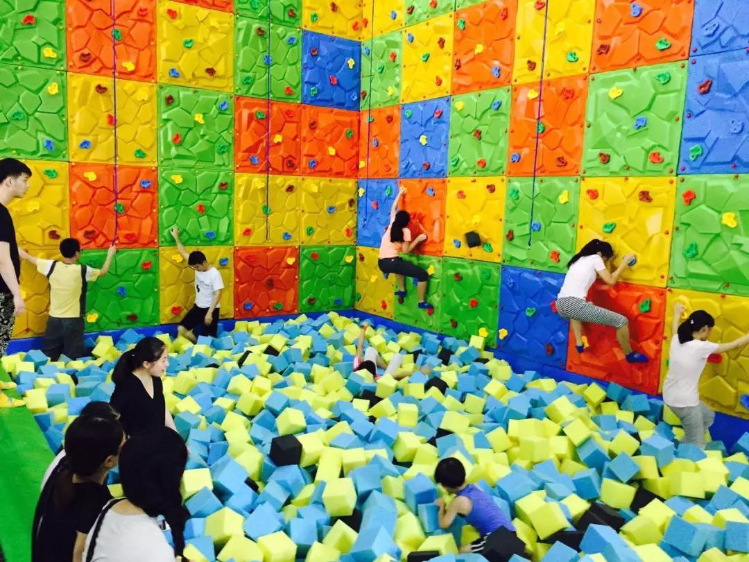 这里不仅包含自由蹦床,花式扣篮,海绵池,还有大型乐园才有的淘气堡