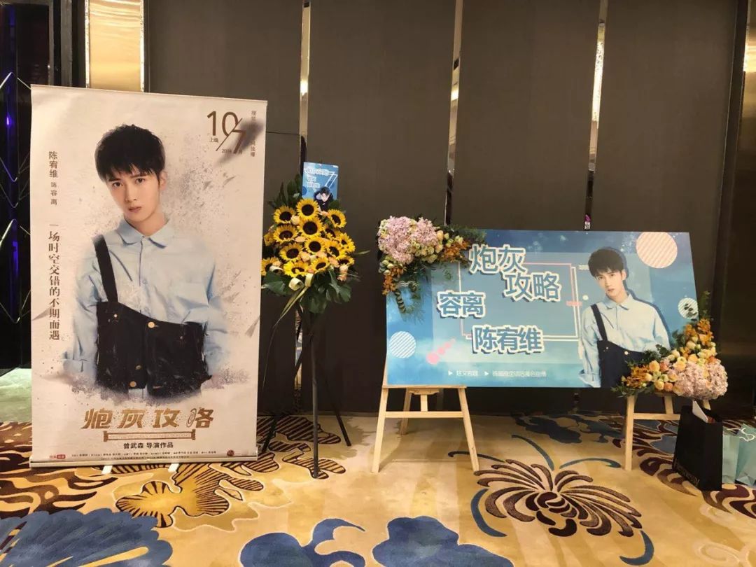 中他饰演的"不知情为何物却格外专情"的清冷白毛僵尸"容离"完美接档