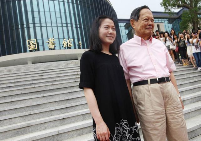 杨振宁与漂亮妻子翁帆近照, 两人相差54岁, 女婿比岳父年纪大