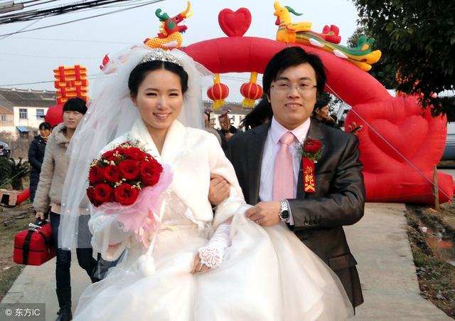 我叫王莉莉,是一位地地道道的农村女子,我家里人砸锅卖铁让我上了大学
