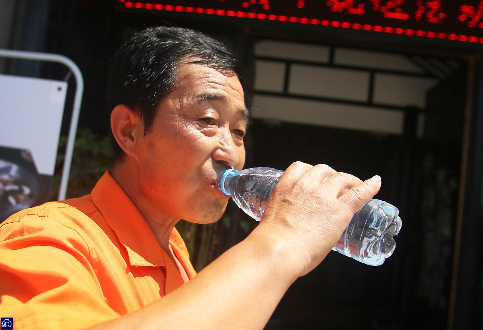 或许是平时工作中都有自带水杯的习惯,来拿免费水的环卫工并不算太多.