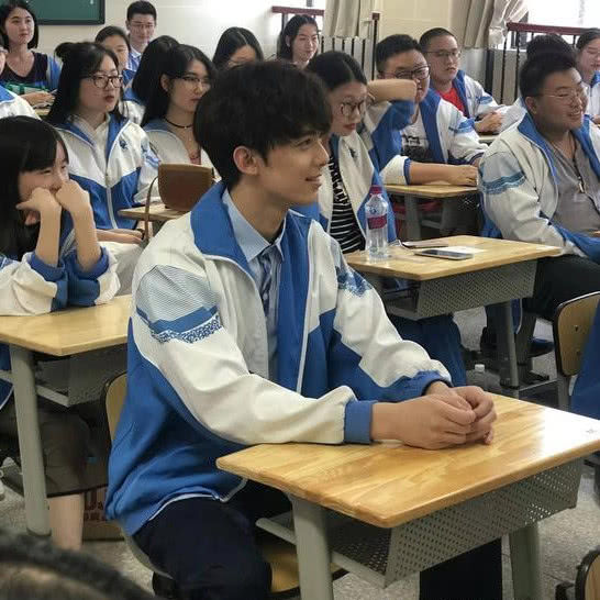 吴磊现身母校参加毕业典礼,考前考后差别大,网友:真是解放了啊