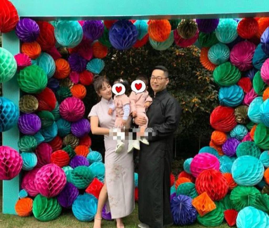 张雨绮袁巴元疑似复合?被曝手挽手逛街,还一起带龙凤胎甜蜜合影