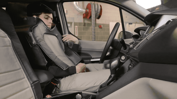 如果你想开车,需要司机在下方伸出手来控制方向盘.