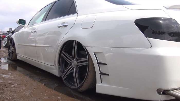 07年款锐志怎样改装? 车主豪砸十万元改装, 最后成了这样!