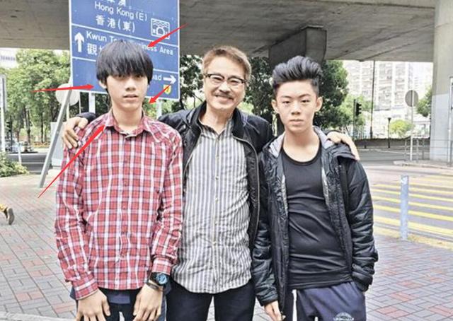 照片中搀扶他的男子就是其15岁的小儿子吴韦仑,吴韦仑子是吴孟达与第