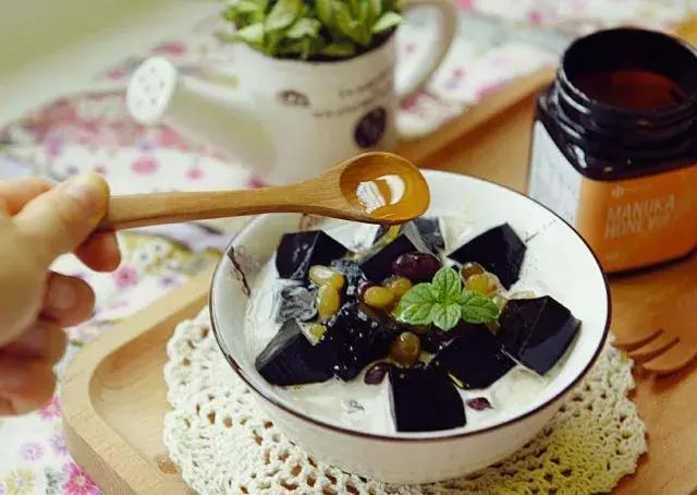 秋天来一碗去火润燥的烧仙草,甜甜暖暖很贴心,比鲜芋仙好吃多了