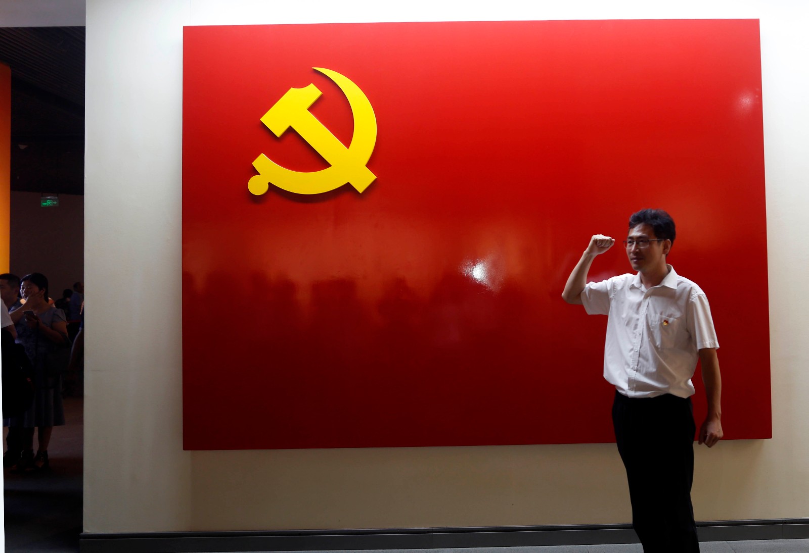 一名党员在宣誓墙前,重温入党誓词.