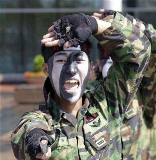 特种兵使用匕首时,为啥一定要反握刀柄?这一原因你一定不知道