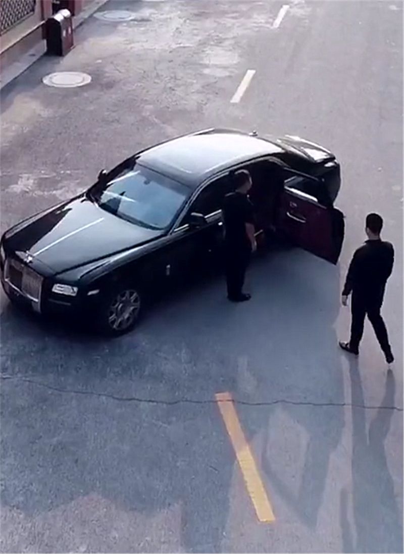偶遇88888车牌劳斯莱斯,车主上车时,司机一动作令网友嫉妒