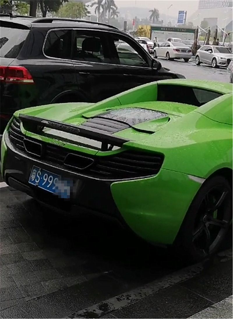 广东偶遇迈凯伦,车漆"原谅绿",车牌不带8却比888霸气!