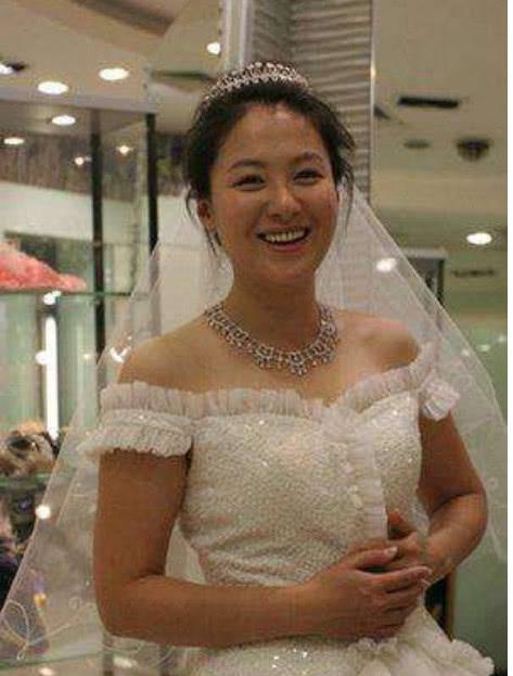 42岁沈傲君近照,嫁给这样的家族背景,儿子的名字令网友反感?