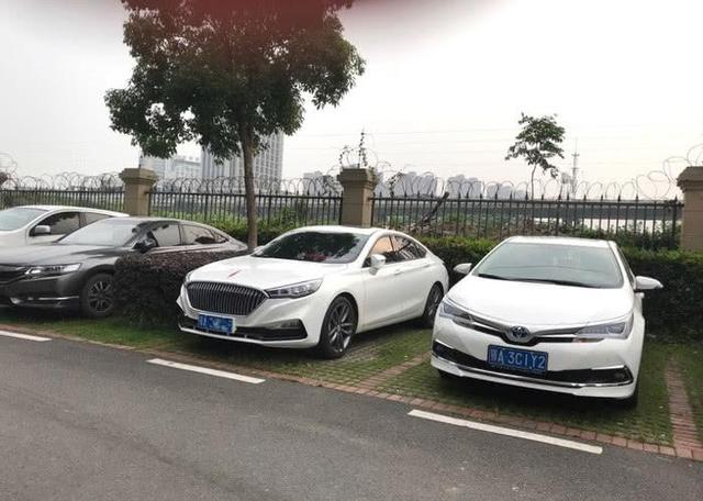 两辆日系车和红旗h5停一起,终于明白大家为何称红旗为"国车"-新浪汽车