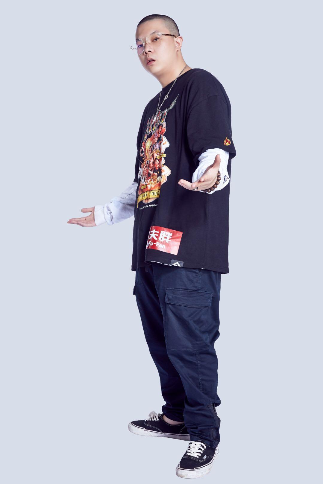 功夫胖在节目中比出左上右下的手势,这个手势源自之前他所在的c-block