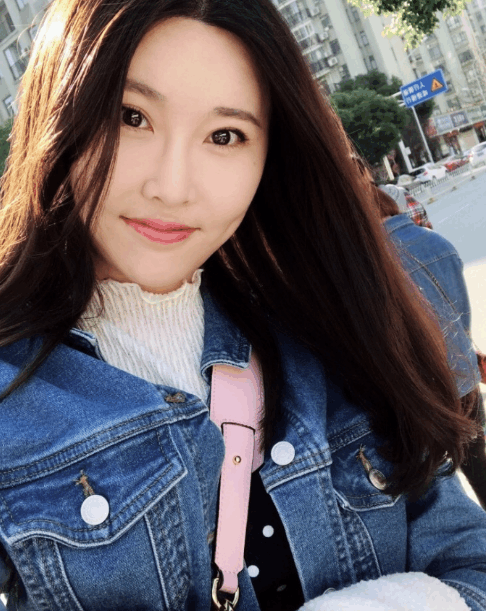 主播刘佳怡为了减肥,半夜饿醒化妆想直播,玩给谁看?