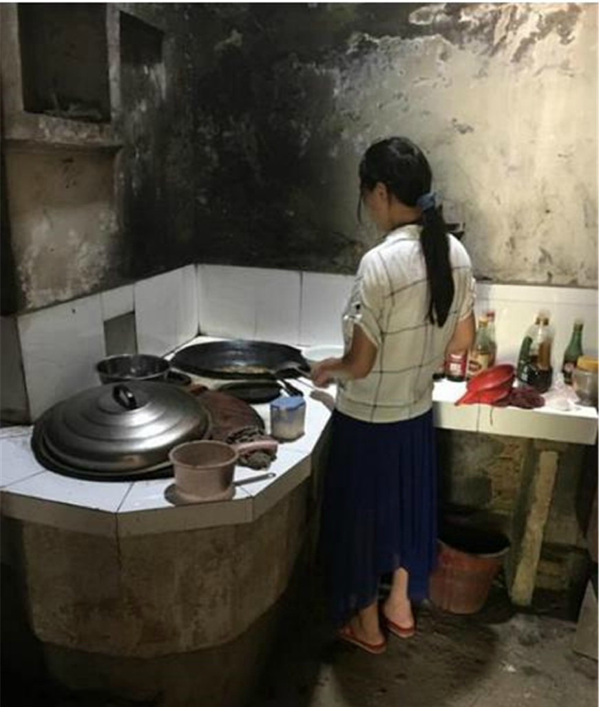 农村媳妇用铁锅做的美味饭菜,还没出锅我就馋,一上桌就疯抢