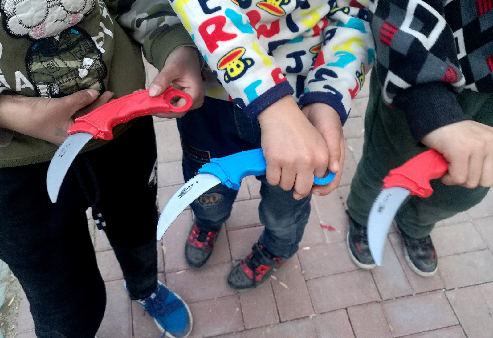 男孩玩塑料伸缩刀场面吓人:"因为喜欢买的人挺多"