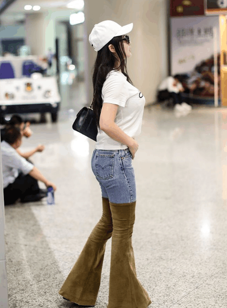 冉莹颖撞色牛仔裤现身机场, 网友: 这是要爆炸的节奏