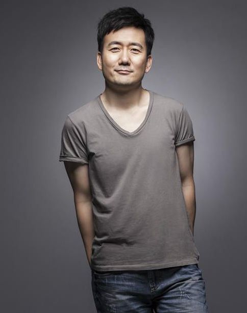 后来在娱乐圈中发展的还可以,从歌手当成了演员,如今的身价也已经过亿