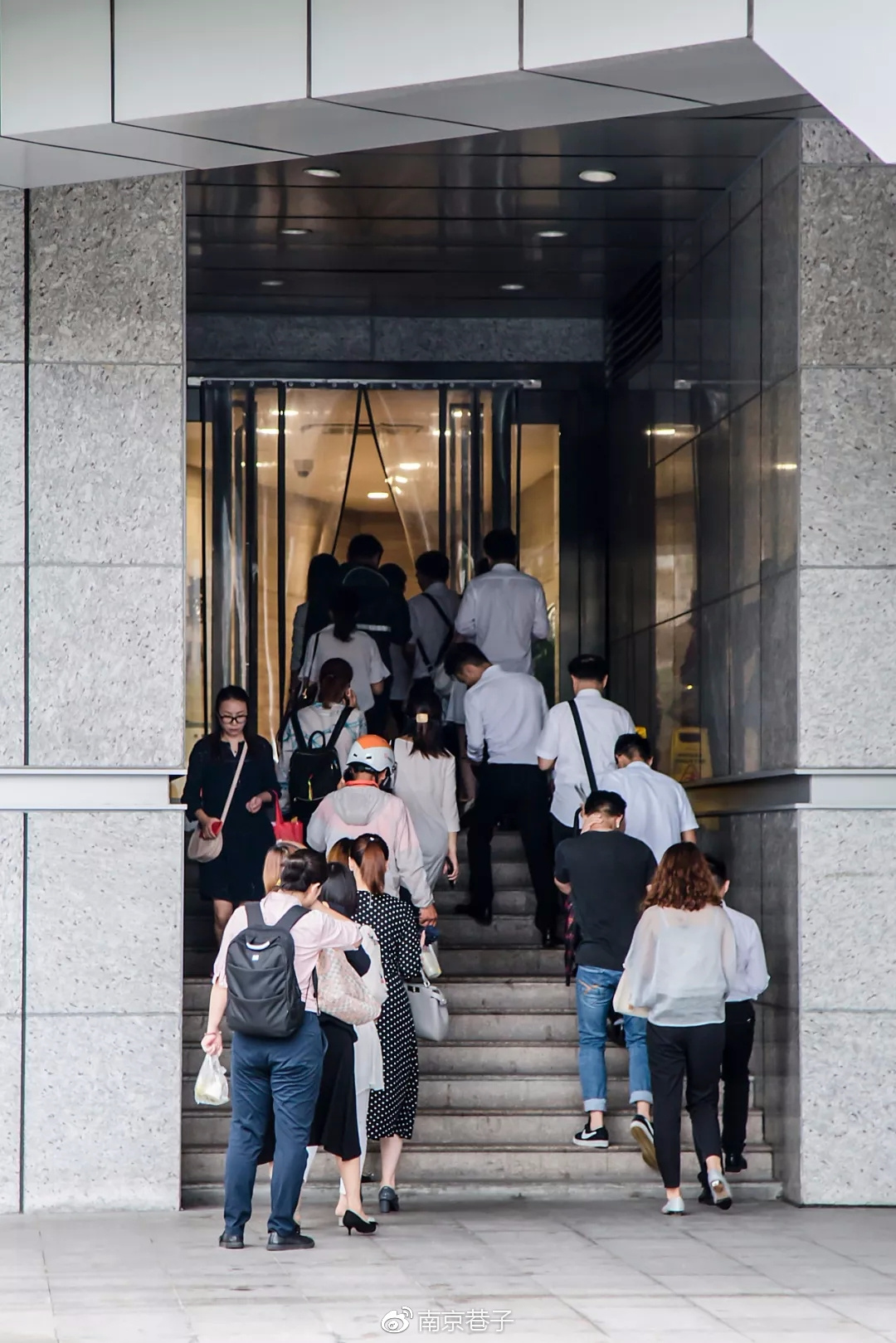 早高峰,没有人能战胜友谊广场的电梯