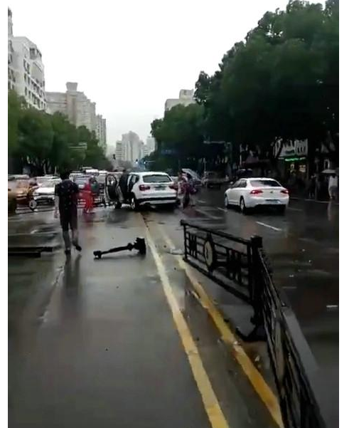 女子租法拉利458，雨天失控撞护栏，还碰了宝马X3，维修太贵