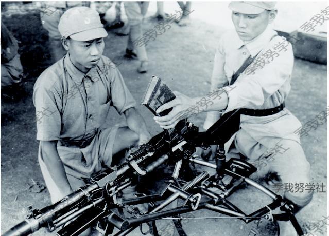 美国摄影记者拍摄的抗战时期中国军队装备的各类机枪高清组图