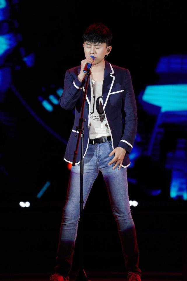 别看张杰在台上帅气有型,在生活中也是很接地气的!