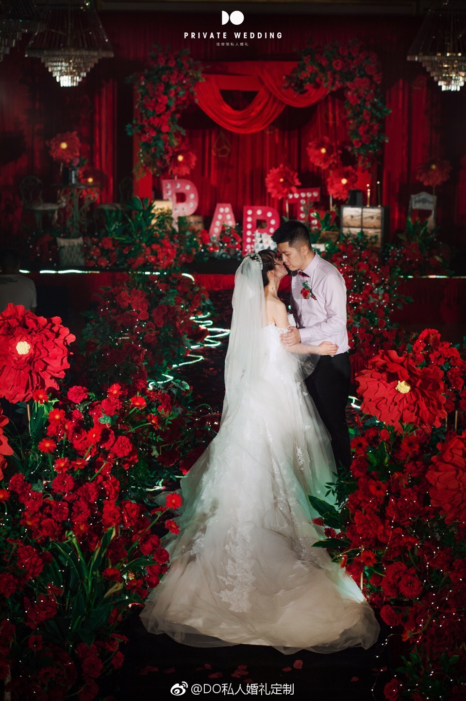 一场红绿色系的婚礼,新郎新娘唱歌唱的特别棒