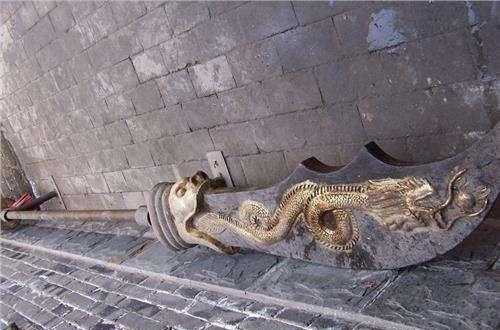 关羽墓青龙偃月刀被盗, 发现有两具女尸体, 其实有一位是女盗贼!