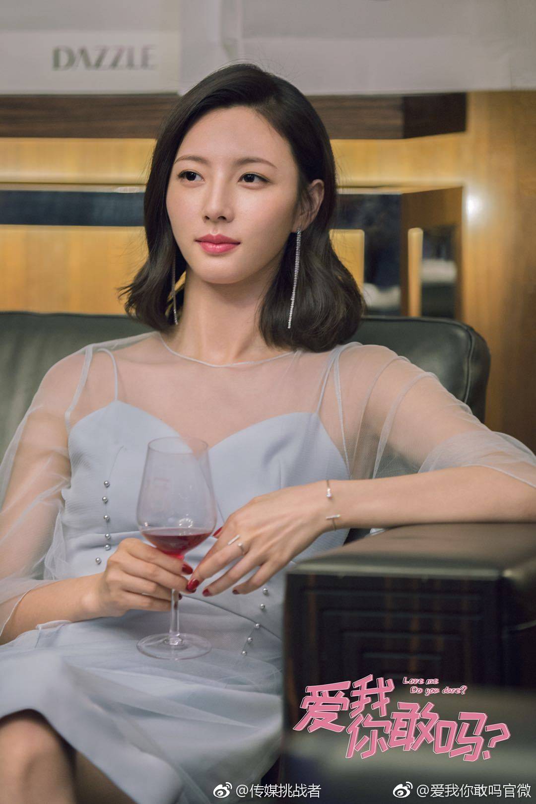 吗》公布首款剧照,该剧将不同年龄阶层人物的情感故事放置于同一时空