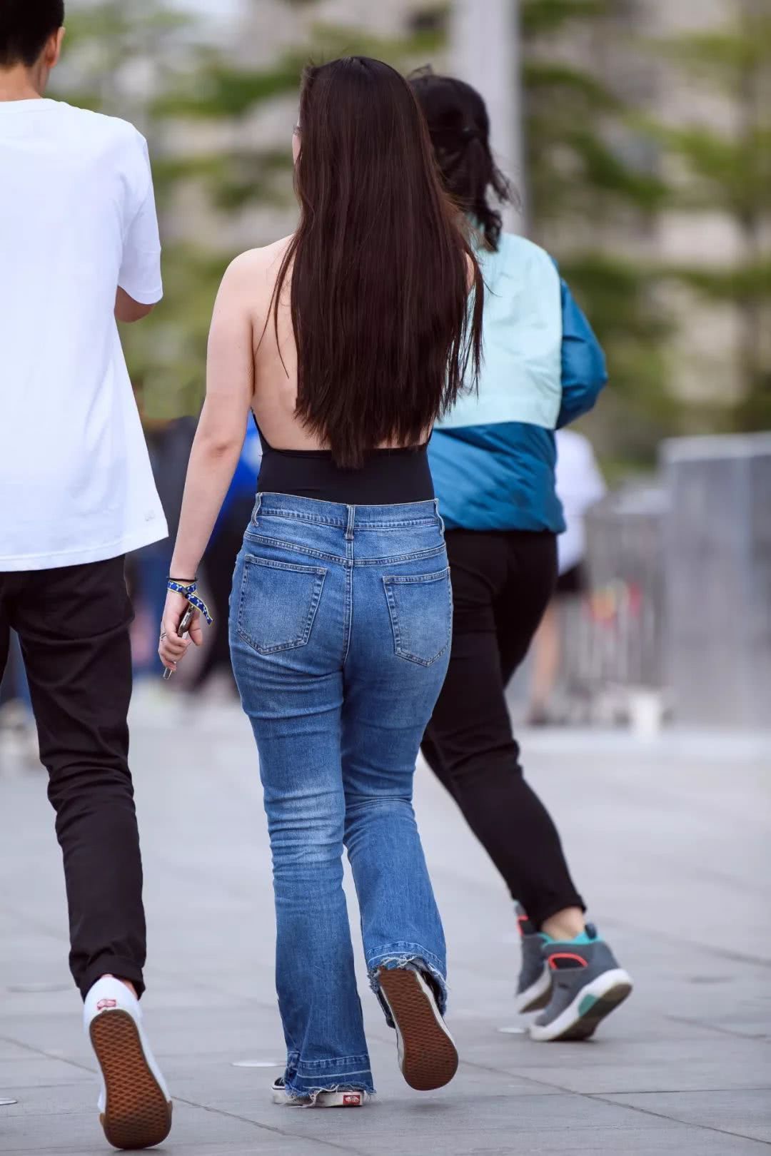 小姐姐黑色中开吊带搭配蓝色水洗牛仔裤,自信舞步风韵尚存