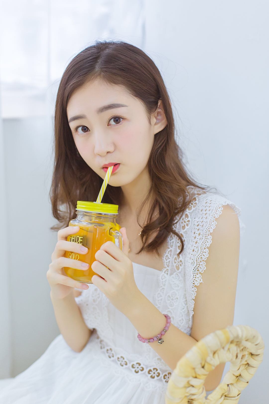 姓名:赵婧伊 学校:辽宁大学 专业:播音主持 年龄:19岁 身高