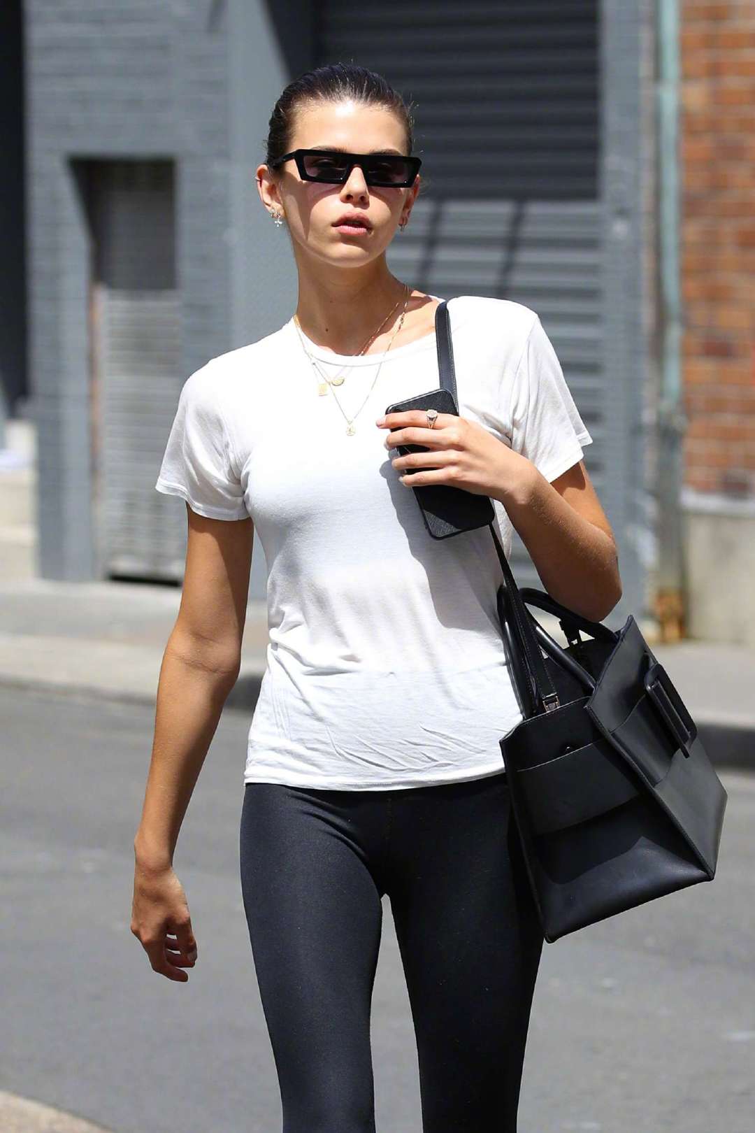 新西兰超模georgia fowler 一身简单的运动装束在悉尼的indigo cafe享