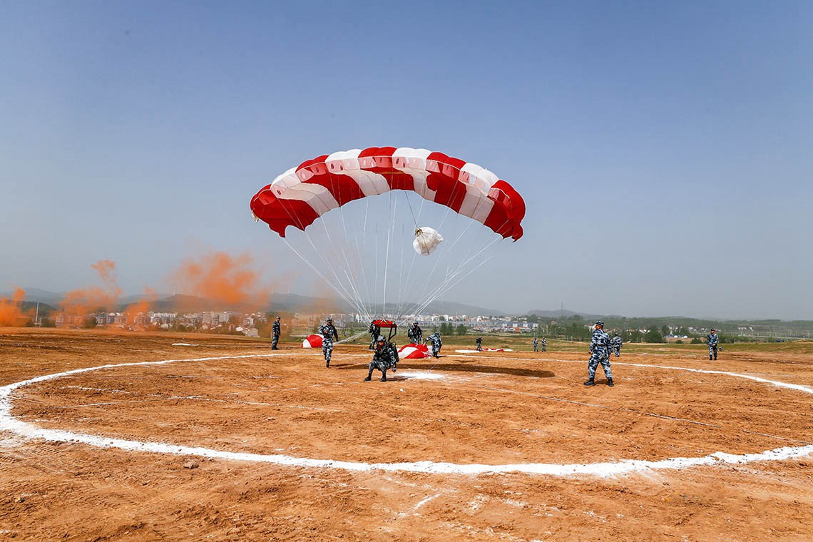 空降兵全军大比武 "神兵"天降火力全开