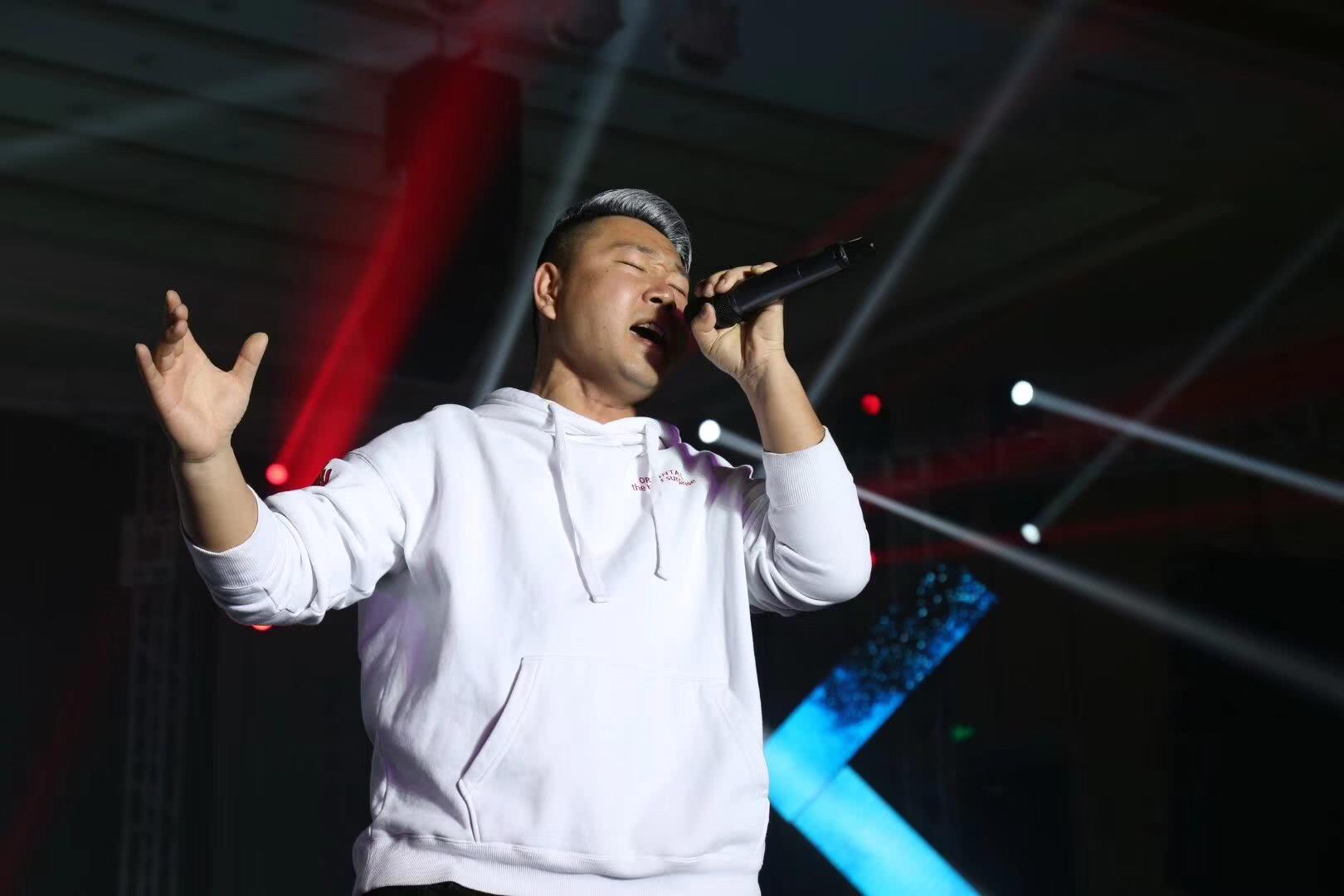 自己的快乐,并发布新歌《爱上新疆》,新疆流行歌手安明亮,刘科,穆言