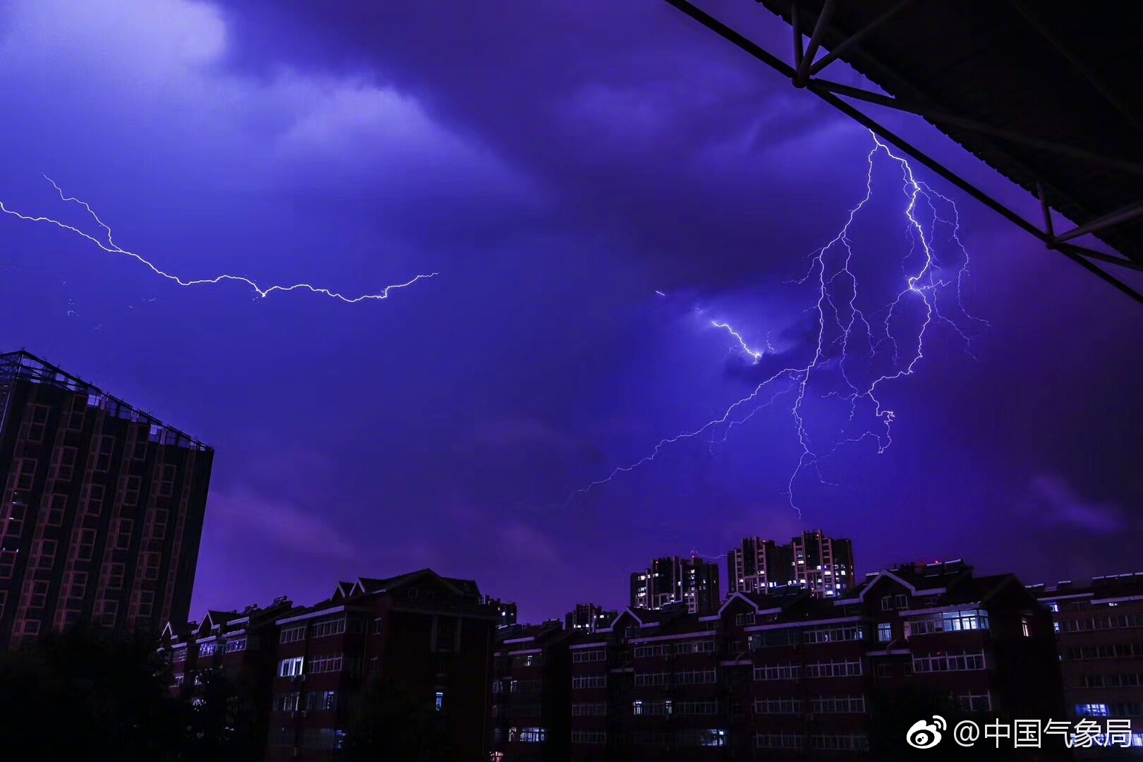 一起来感受下日照大学城的雷电(来源: ,梁娟娟供图)