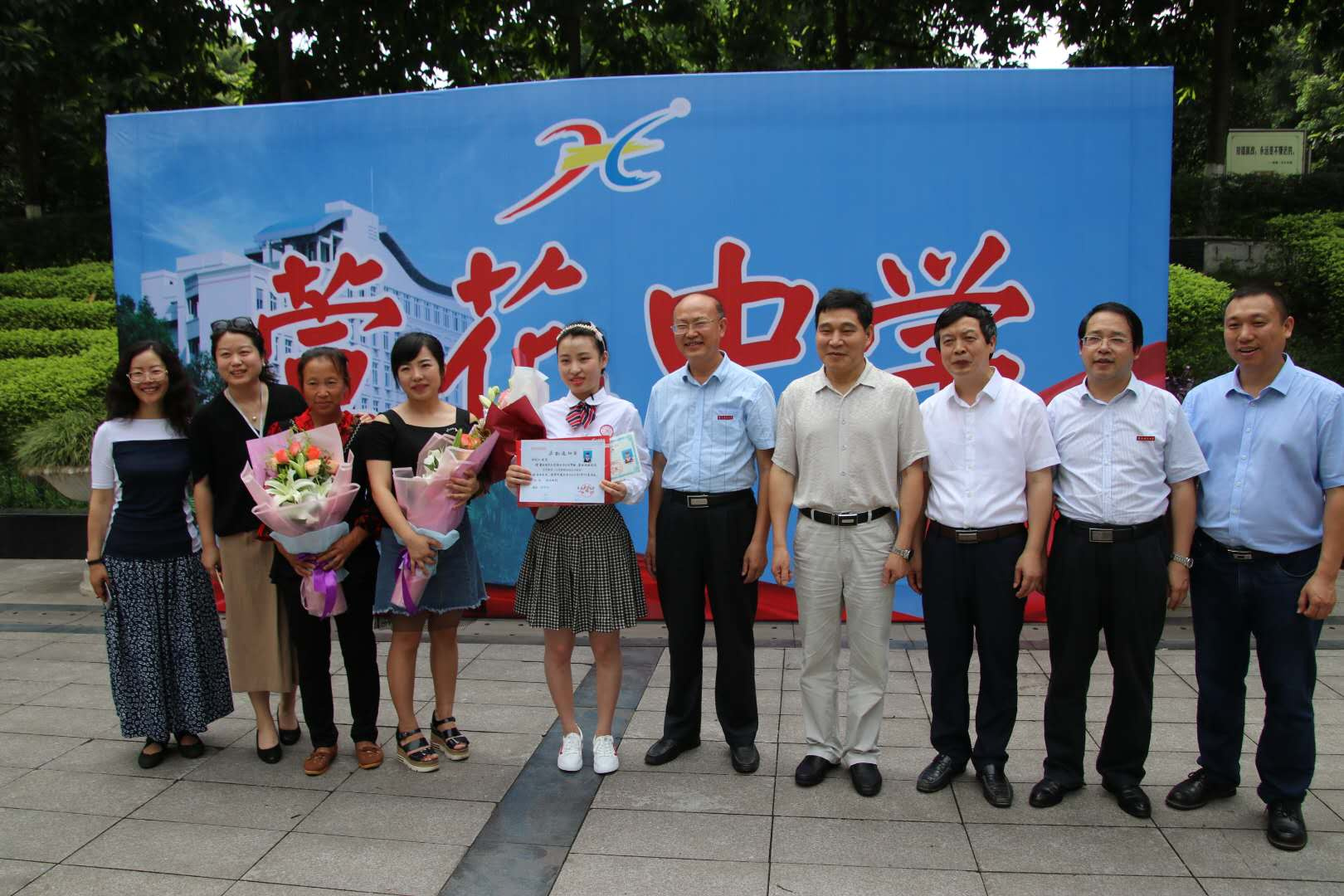 7月10日,重庆师范大学副校长将录取通知书送到了永川区萱花中学高中
