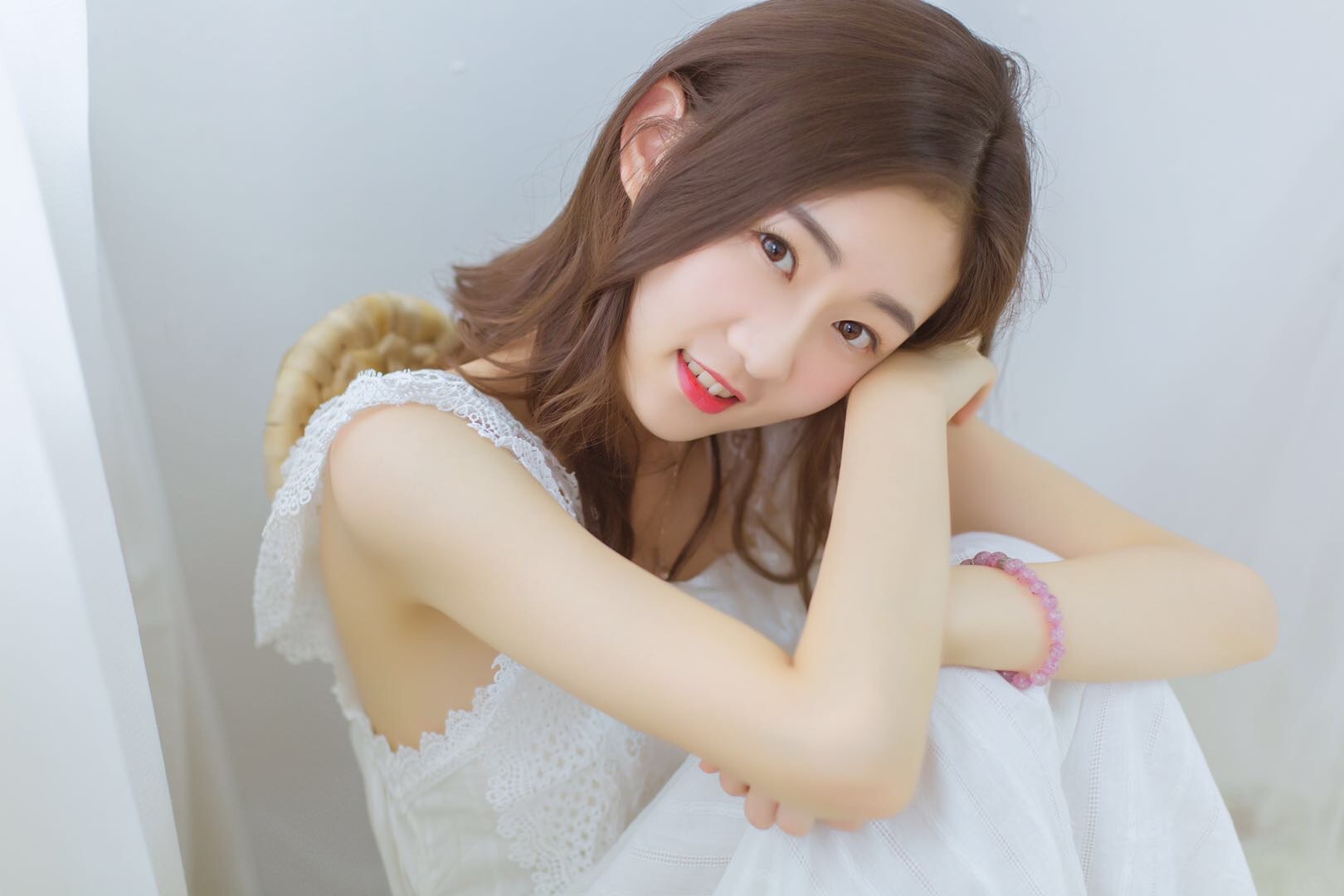 姓名:赵婧伊 学校:辽宁大学 专业:播音主持 年龄:19岁 身高